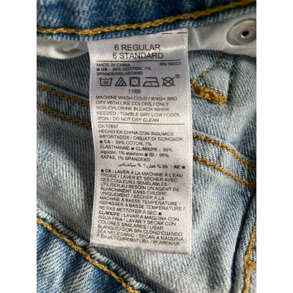 Old Navy Flare Mid Rise Light Wash Denim Jeans Distressed Hole in Knee Sz 6 - Picture 4 of 7